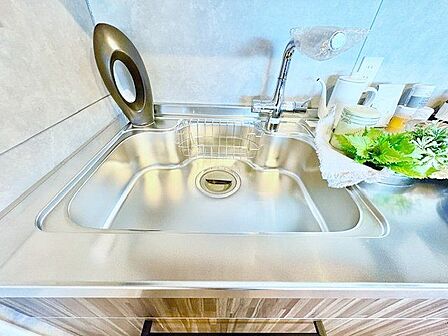 シンクまわりもすっきりとまとまり水栓のデザインもオシャレ。