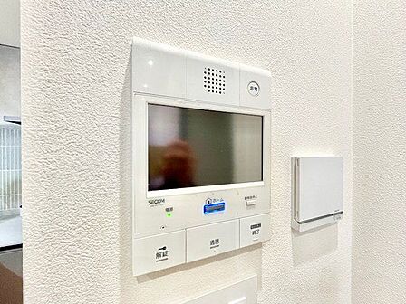 来訪者の確認ができるモニター付きインターホン完備。