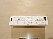 衛生的に気持ちよく使えるよう様々な技術が取り入れられている温水洗浄便座です。