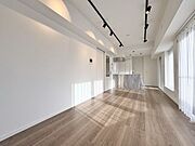 角住戸の開放感と独立性を謳歌する広々としたLDK。華やいだ気分で心満たされる、そんな空間です。