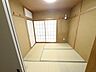 寝室：落ち着きと趣を備えながらも多彩な使い方ができる畳の間。洋風の住まいといえども、設けておきたい一部屋。