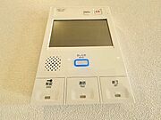 受話器を持たずに、来訪者と通話ができ、モニターで姿が確かめられるインターホンを採用しました。