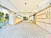 帰宅される方や、お客様を優しく迎える・安らぎに満ちた生活空間を予感させてくれます。
