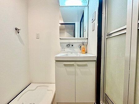 清潔感のある色合いのプライベート空間は、身だしなみチェックや肌のお手入れに最適です。