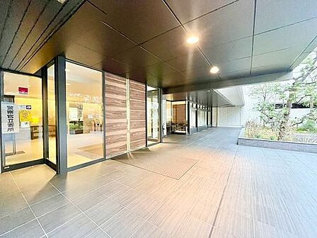外と内をつなぐエントランスは、まさに顔となる場所。満ち足りたプライベートシーンへと誘う気品があります。