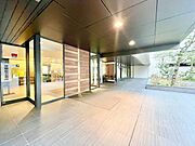 外と内をつなぐエントランスは、まさに顔となる場所。満ち足りたプライベートシーンへと誘う気品があります。