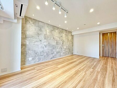 壁の一部にデザインクロスを採用。 壁紙を一面変えるだけで一気にセンスのある空間に。