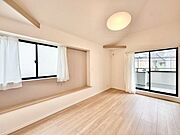 太陽の恵みを一気に受けたあたたかいお住まい。明るく風通しの良い開放感のある空間。