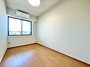 大きな窓からたっぷりと陽光が注がれる明るい空間。一日の疲れを癒してくれる洋室。時を忘れて過ごす空間。
