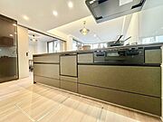 キッチンは使い勝手と美しさも重要な要素の一つ。インテリアとしての魅力を高め、おうち時間を豊かに。