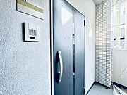 毎日出入りに使う玄関は外出する時は爽やかに、帰宅するときはホッとする落ち着いた空間へ。