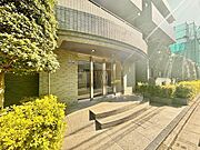 洗練された雰囲気漂う魅力的なエントランス。訪れる人を心地よく出迎えてくれます。
