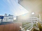 バルコニーから、太陽の笑顔と星々のささやきが舞い込み、爽やかな風が通っていきます。