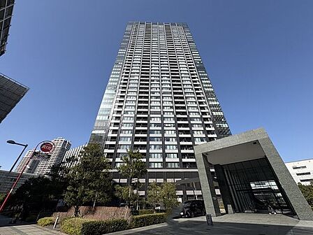 都市の利便性と水辺の開放感を兼ね備えたロケーション。都会の喧噪を忘れさせてくれます。