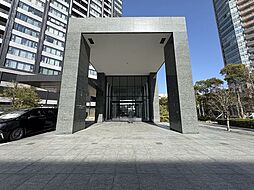 ステータスを感じさせる風格漂う重厚感のあるエントランスアプローチ。