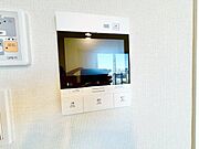 「見える安心」をカタチに。来訪者の確認ができるモニター付インターホン完備。