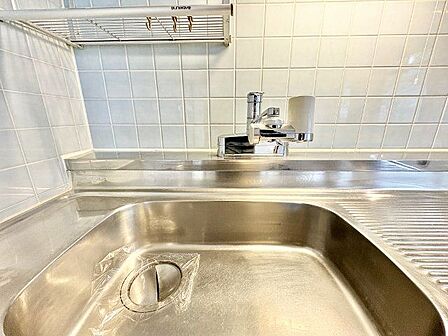 大きな調理器具や食器類もゆったり洗えるシンクです。