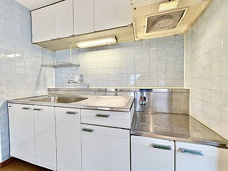 ホワイトを基調とした清潔感のあるキッチン。使い勝手の良い設備のキッチンで効率よくお料理ができます。