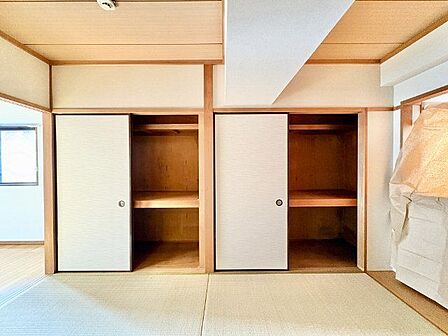しっかりと奥行きのある押入れ。布団はもちろんシーズンオフのお洋服やインテリアなども収納いただけます。