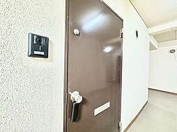 玄関ドアを開けると、リノベーションされ生まれ変わった室内がお出迎え。