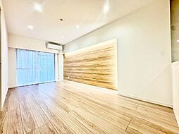 ナチュラルな木目調の床から木のぬくもりを感じられる広々としたリビングルーム。