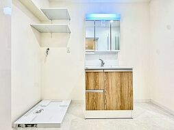 鏡で朝の身だしなみもくまなくチェック。清潔感溢れるスタイリッシュなデザインの洗面化粧台。