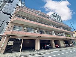 シンプルでありながらも存在感のあるマンション。外観から感じる落ち着きが、住まう人々を包み込みます。