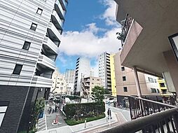 外の景観に左右されないプライベート空間を確保した住空間です。
