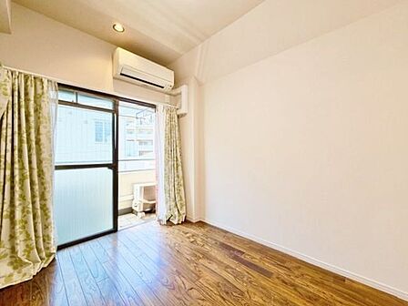 大きな窓からたっぷりと陽光が注がれる明るい空間。時を忘れて過ごす場所として過ごせるお部屋。