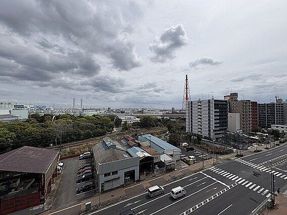 周囲の建物に囲...