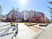 豊かな住環境に恵まれた大規模レジデンス。明るさとぬくもりを感じる、落ち着いた佇まい。