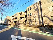 明るさとぬくもりを感じる、落ち着いた佇まい。ずっと色あせない、愛情の持てる外観。