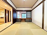 リビングの続き間としても利用できる和室。お子様の遊び場や客間として最適です。