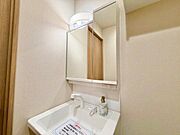 清潔感のある色合いのプライベート空間は、身だしなみチェックや肌のお手入れに最適です。