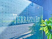 スタイリッシュなマンション名プレートは上質な住空間へ導きます。訪れるたび帰るたびに優しくおもてなし。