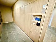 お仕事やお出かけで荷物が受け取れない時も大変便利な宅配ボックス完備。