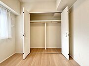 充分な収納スペースを確保。居室内に余計な家具を置く必要がないので、シンプルですっきりとした暮らし。