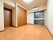 開口部が広くたくさんの陽を取り入れます。窓を開ければ気持ちよい風が舞い込んできて開放的な空間を演出。