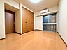 子供部屋：開口部が広くたくさんの陽を取り入れます。窓を開ければ気持ちよい風が舞い込んできて開放的な空間を演出。