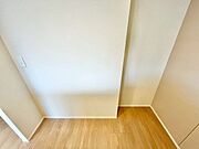キッチンの後ろには食器棚などを置けるスペースがあります。食器や家電などもスッキリと収納可能です。