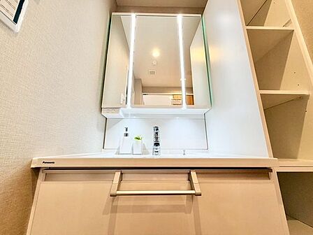 三面鏡の付いた洗面化粧台は、鏡面裏側にも機能的な収納を配置。スキンケア用品などが収納できます。