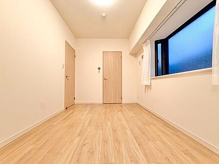 一日の疲れをいやしてくれる主寝室。時を忘れて過ごす場所として過ごせるお部屋。