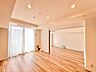 室内：お気に入りのこの場所。いつもと変わらない週末のひととき。なんでもない朝の会話さえもとっておきの時間。