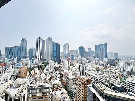 眺望の良さはタワーマンションの醍醐味です。青空も、夜空も独り占めできます。