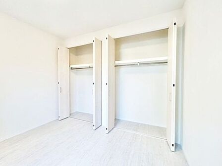 充分な収納スペースを確保。居室内に余計な家具を置く必要がなく、シンプルですっきりとした暮らしが実現。