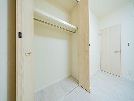 充分な収納スペースを確保。居室内に余計な家具を置く必要がなく、シンプルですっきりとした暮らしが実現。