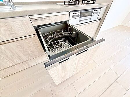 ビルトイン食洗機は作業台が広く使え、見た目もスッキリ。節水や節電も充実して家事の手助けをしてくれます。