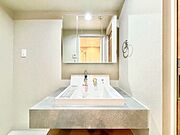 清潔感のある色合いのプライベート空間は、身だしなみチェックや肌のお手入れに最適です。