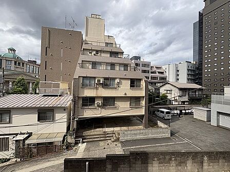 正面の建物とは距離が取れており、爽やかな風を感じていただけると思います。