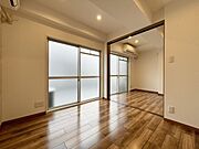 大きな窓からたっぷりと陽光が注がれる明るい空間。時を忘れて過ごせるお部屋。